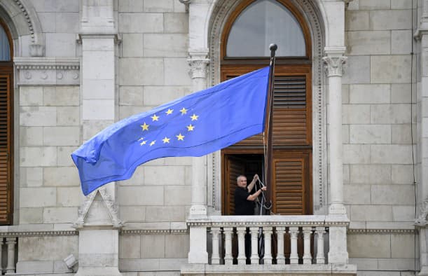 В Угорщині почав роботу новий парламент, на будівлю повернули прапор ЄС