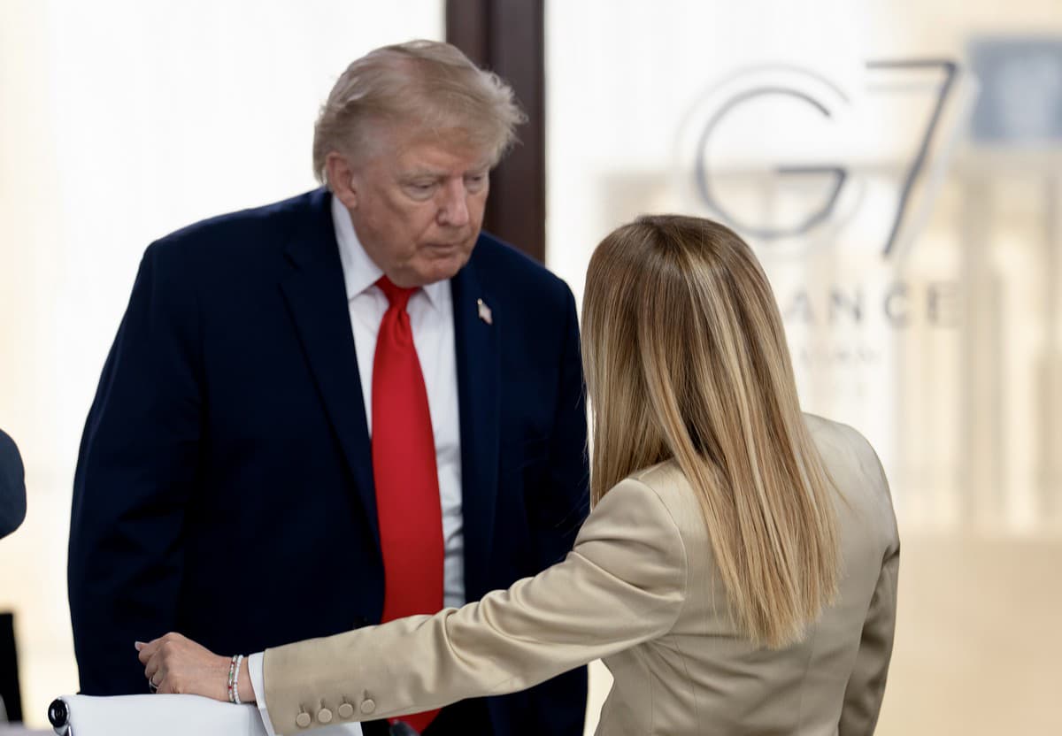 Мелоні назвала брехнею заяви Трампа про те, що вона "благала" його про спільне фото