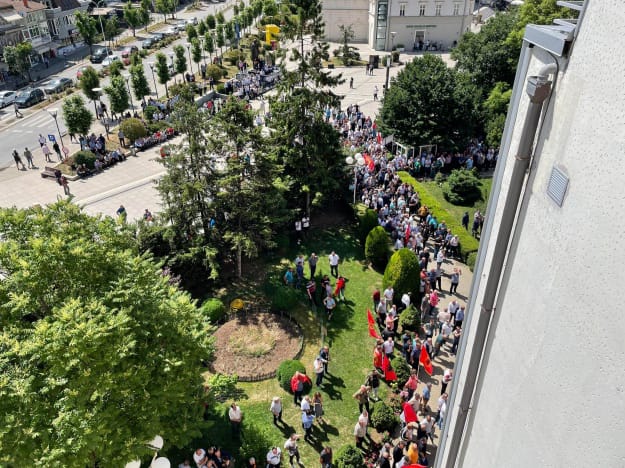 Протест ветеранів війни в Косово біля будівлі парламенту