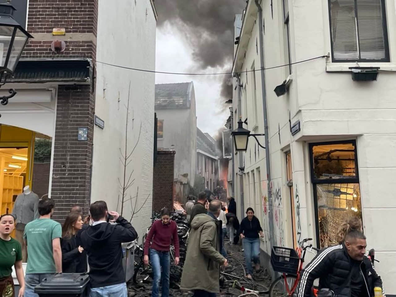 У центрі нідерландського міста сталися вибухи: спалахнула масштабна пожежа, є поранені