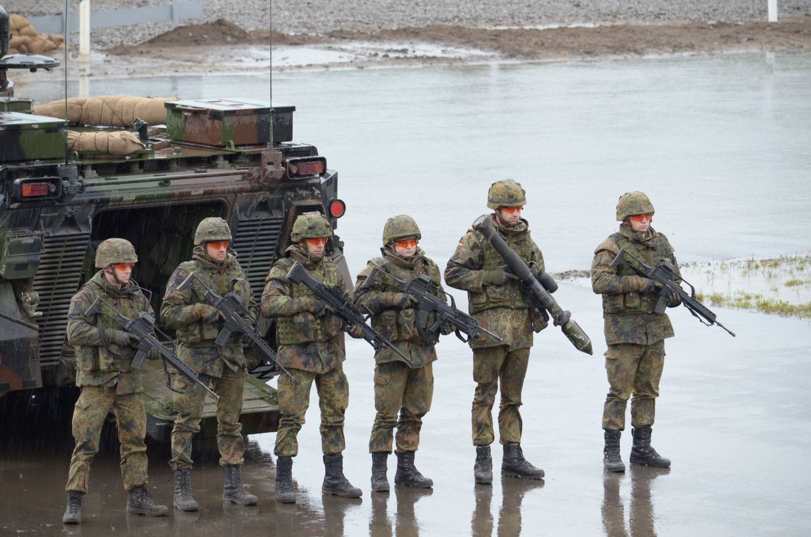 Несколько военных. Панцергренадеры Бундесвера. Армия Германии Бундесвер. Бундесвер 2021. Вооружение панцергренадеры Бундесвера.