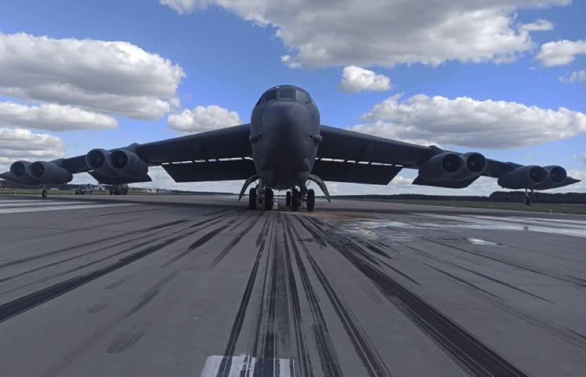 В Польшу прибыл американский бомбардировщик B-52 | Европейская правда