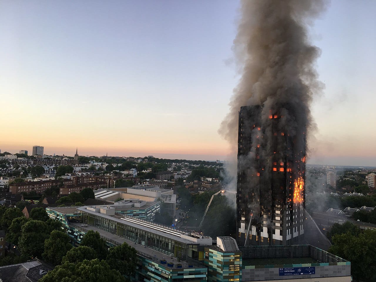 Крупный со. Пожар в Гренфелл Тауэр Лондон. Пожар в здании Grenfell Tower в Лондоне. Пожар в Grenfell Tower, Лондон, 2017 год. Grenfell Tower сейчас.