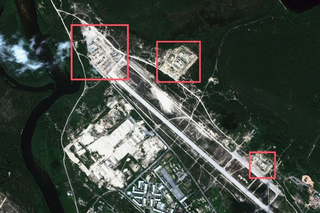 На супутниковому фото від 26 червня показані три райони скупчення військової техніки на російській базі в Алакуртті, які за травень спорожніли