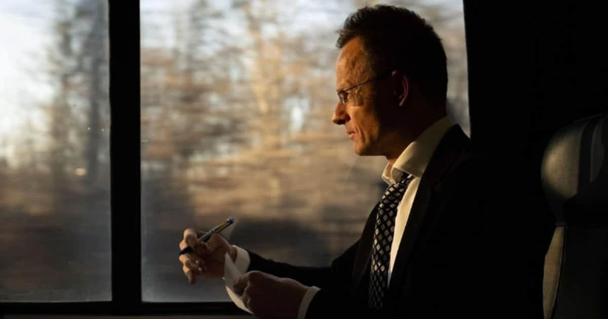 Уряд Орбана знищує документи