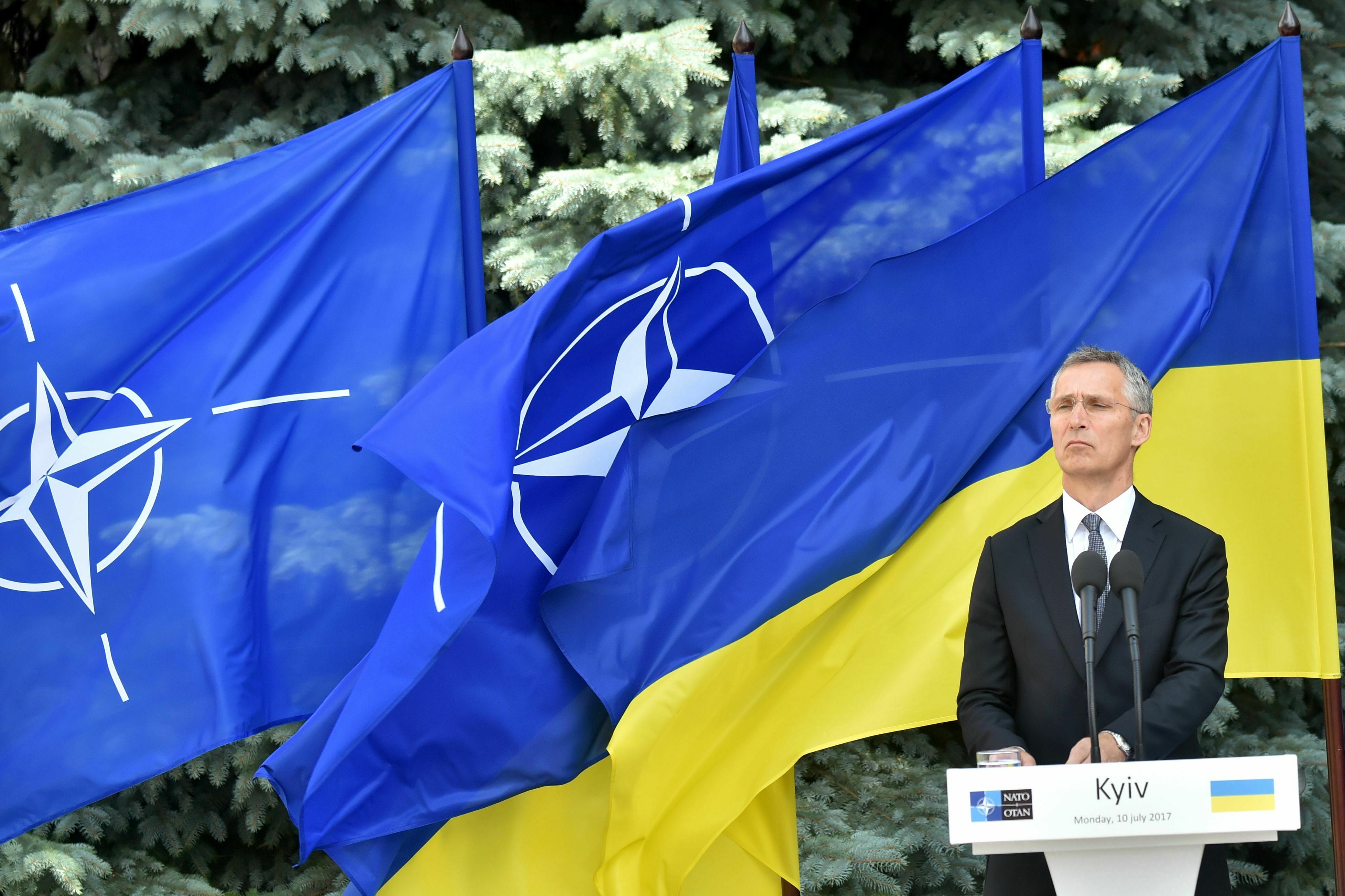 Членство украины. Флаг Украины и НАТО. Украина НАТО. США НАТО Украина флаги. Флаг Украины ЕС НАТО.