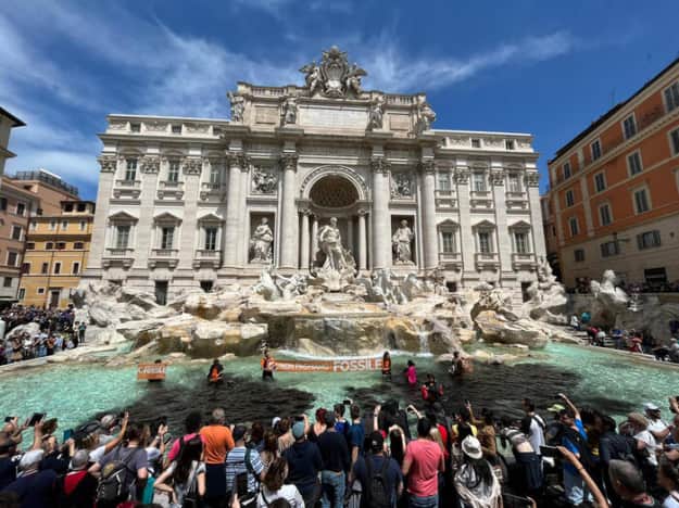 У Римі кліматичні активісти зафарбували в чорний колір воду в популярному фонтані Треві
