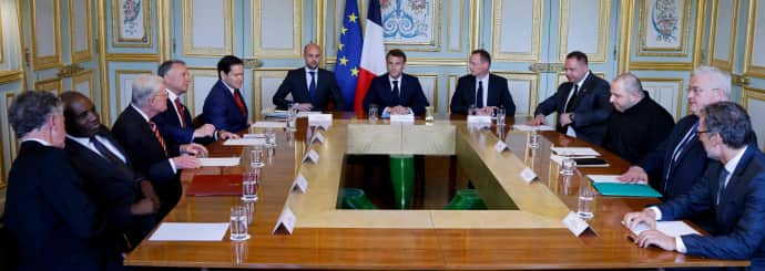 учасники зустріч у Парижі  17 квітня 2025 року, зліва направо: британський радник з нацбезпеки Джонатан Пауелл, очільник МЗС Девід Ламмі, спецпосланники США Кіт Келлог та Стів Віткофф, держсекретар Марко Рубіо, міністр Європи та закордонних справ Франції Жан-Ноель Барро, президент Еммануель Макрон, дипрадник Макрона Еммануель Бонн, голова ОПУ Андрій Єрмак, міністр оборони Рустем Умєров, очільник МЗС Андрій Сибіга, радник з нацбезпеки Німеччини Єнс Пльотнер