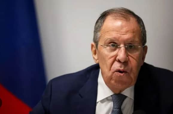 Лавров не оцінив ідею Макрона поговорити з Путіним