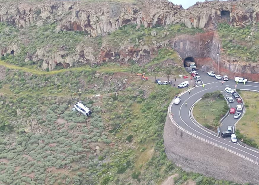 На іспанському острові автобус з британськими туристами зірвався у яр, є жертви