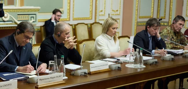 Перший візит Мелоні до Києва, 21 лютого 2023 року. Посол Дзадзо – праворуч від прем'єрки на фото Перший візит Мелоні до Києва, 21 лютого 2023 року. Посол Дзадзо – праворуч від прем'єрки на фото