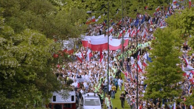Thousands of people in Warsaw gathered for two parallel marches of presidential candidates