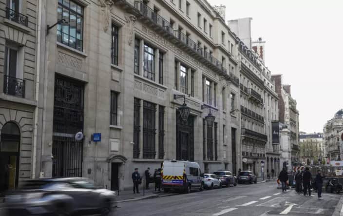 Поліція Парижа в останню мить запобігла вибуху біля банку США – ЗМІ