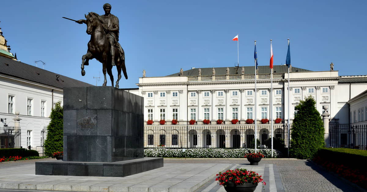 Who сonsidered the main contenders for Poland's presidency and who is the dark horse?