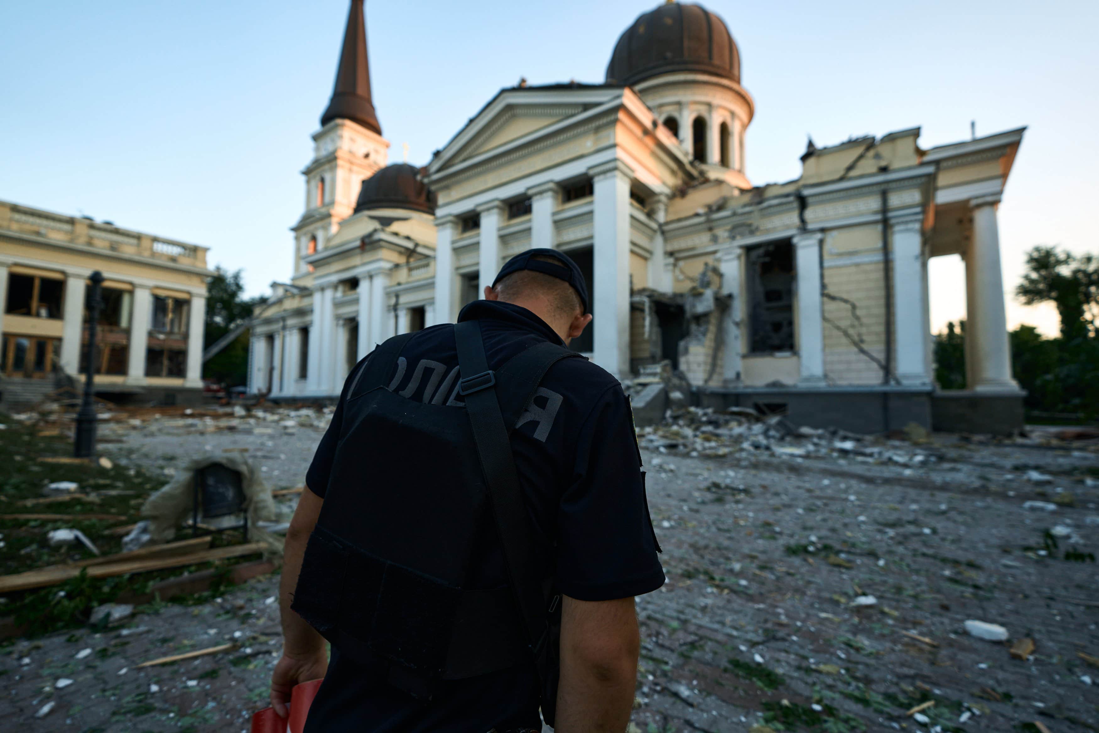 На фото перед вами одесские они атаковавшие. Одесса храм спасения. Разрушенные церкви России. Попадание в храм в Одессе.