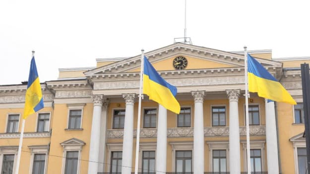 Прапори Фінляндії та України