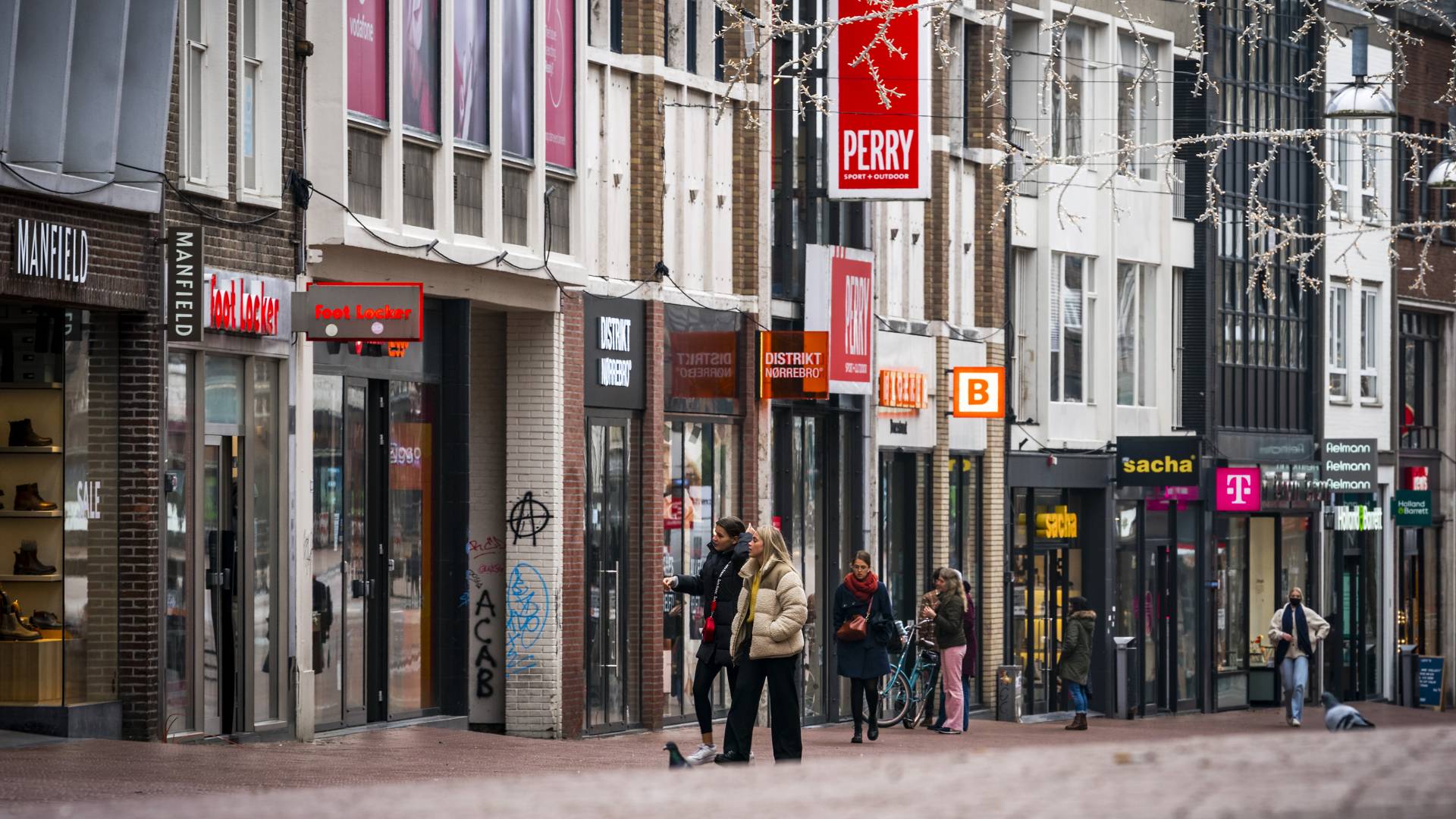 Нидерланды ослабят COVIDограничениz, несмотря на новую