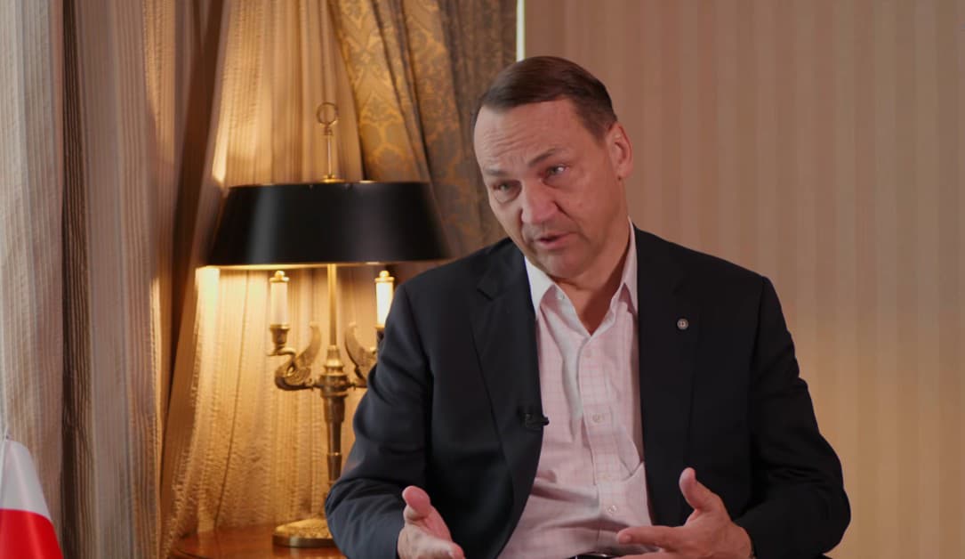 Сікорський: Україна має бути обережною, обираючи своїх героїв, або ж не дивуйтеся наслідкам