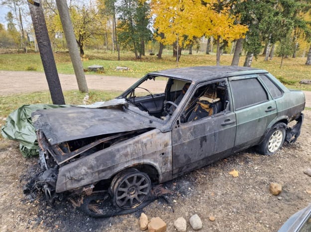 Автомобиль семьи беженцев из Украины, который сгорел дотла