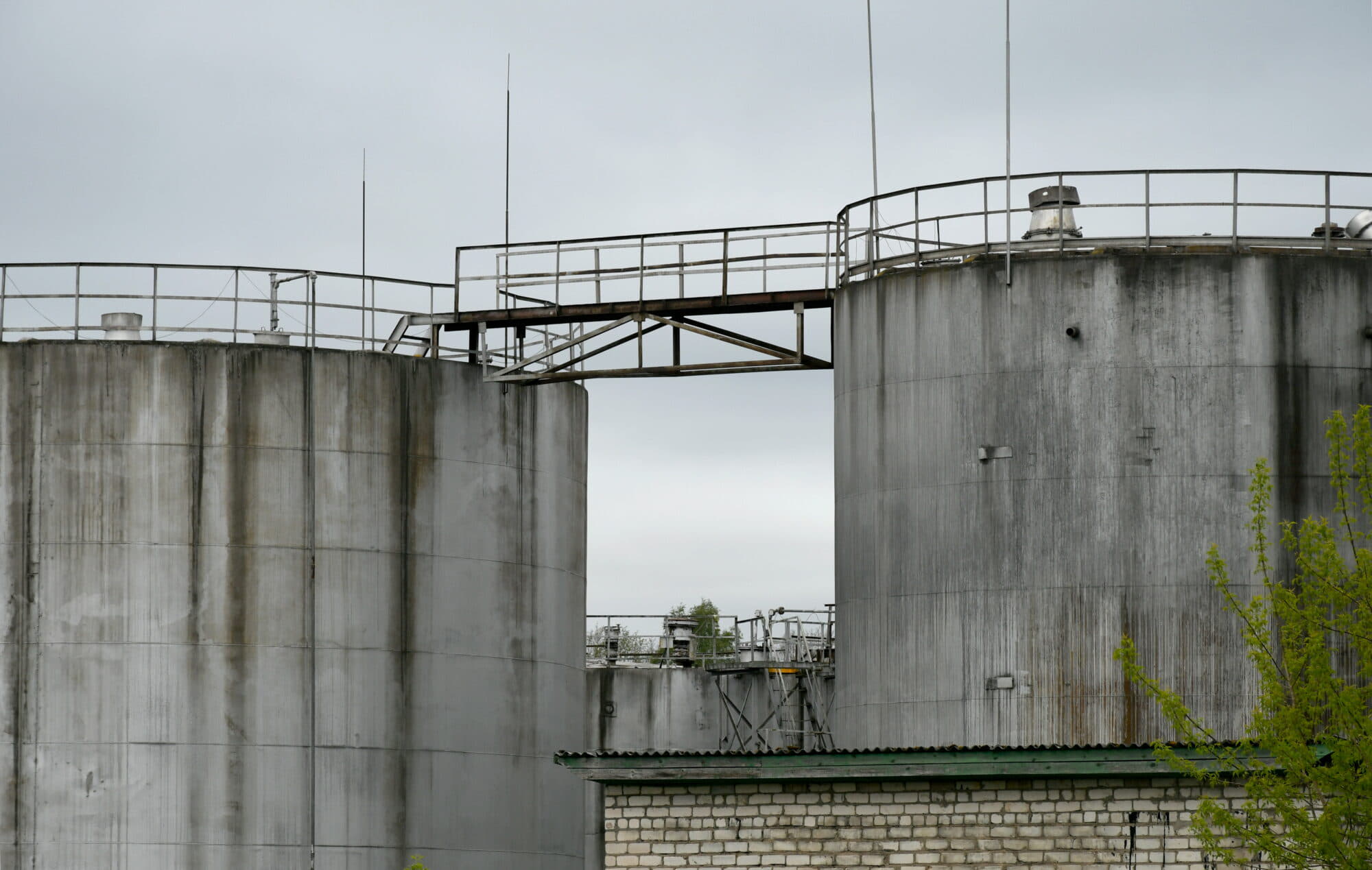 Україна визнала, що у Латвії у нафтобазу влучили її дрони через російську РЕБ