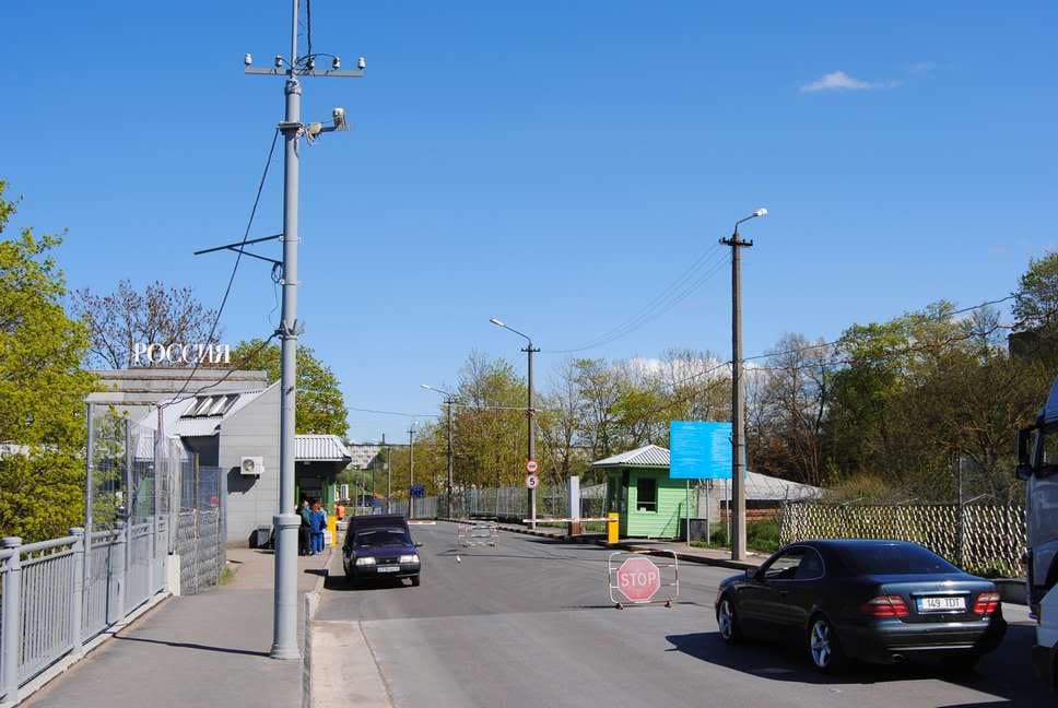 Нарва граница с россией. Нарва Ивангород граница. Пограничный пункт Нарва Ивангород. Ивангород Нарва пограничный переход.