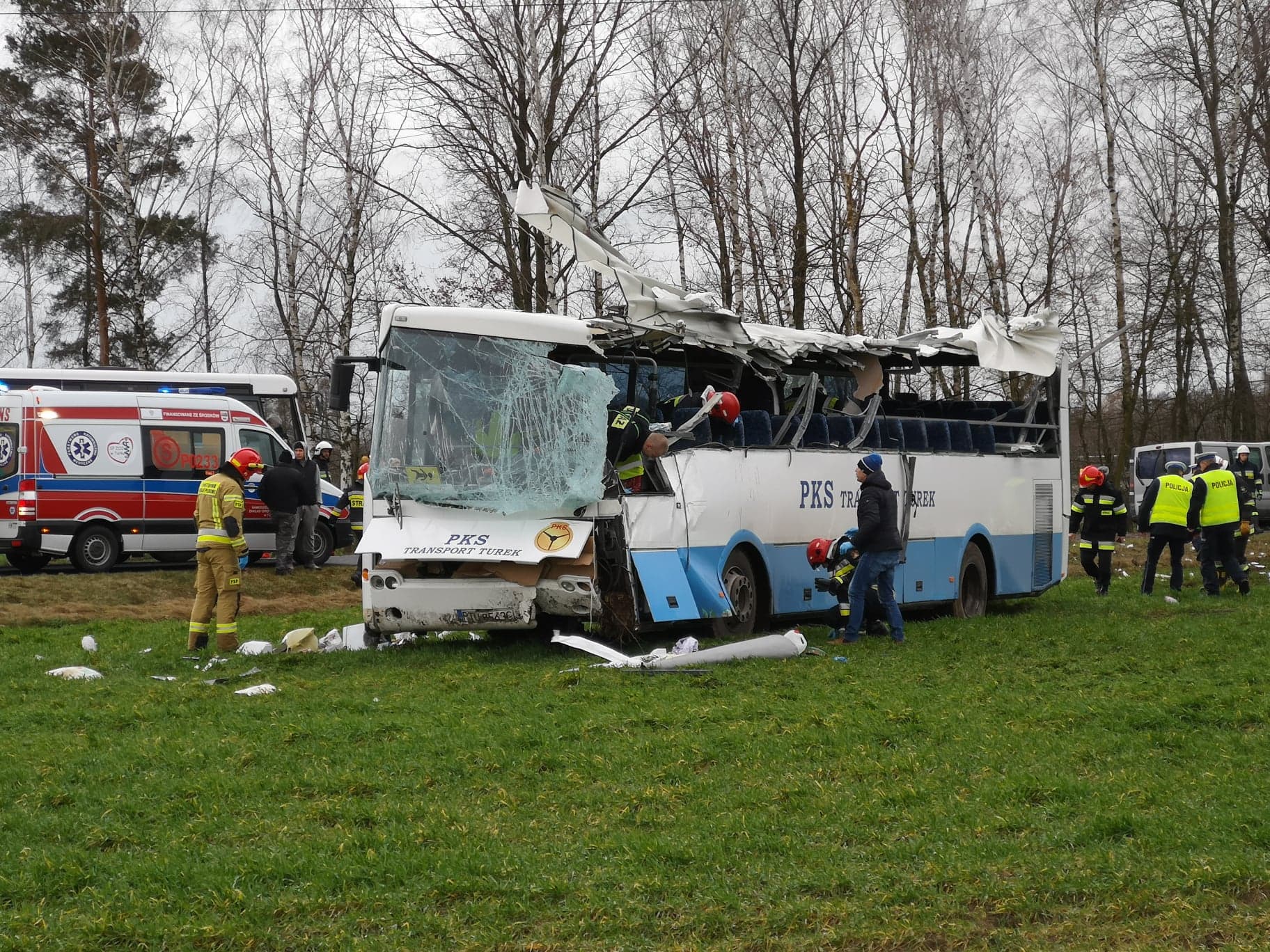 В Польше сильным ветром снесло с дороги школьный автобус, 5 детей  пострадали | Европейская правда