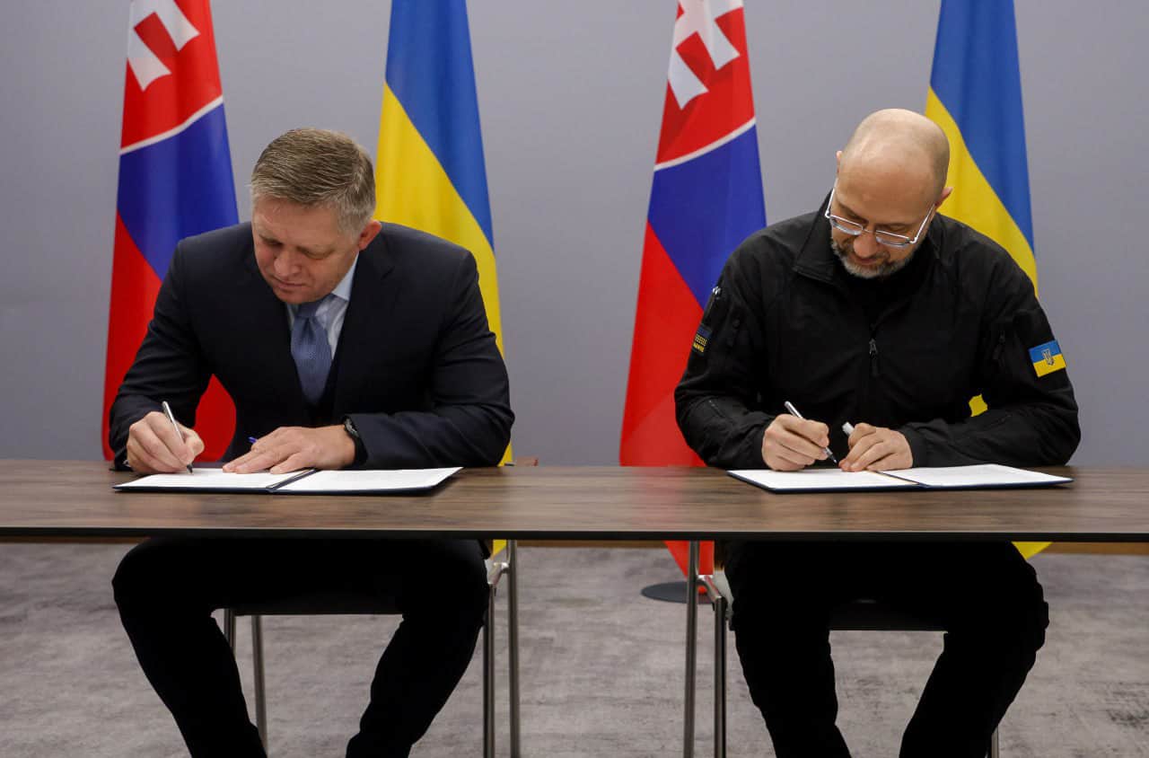 Predsedovia vlád Ukrajiny a Slovenska podpisujú spoločné vyhlásenie, v ktorom zdôrazňujú dôveru a rešpekt