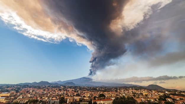 На Сицилії аеропорт Катанії призупинив роботу через виверження Етни