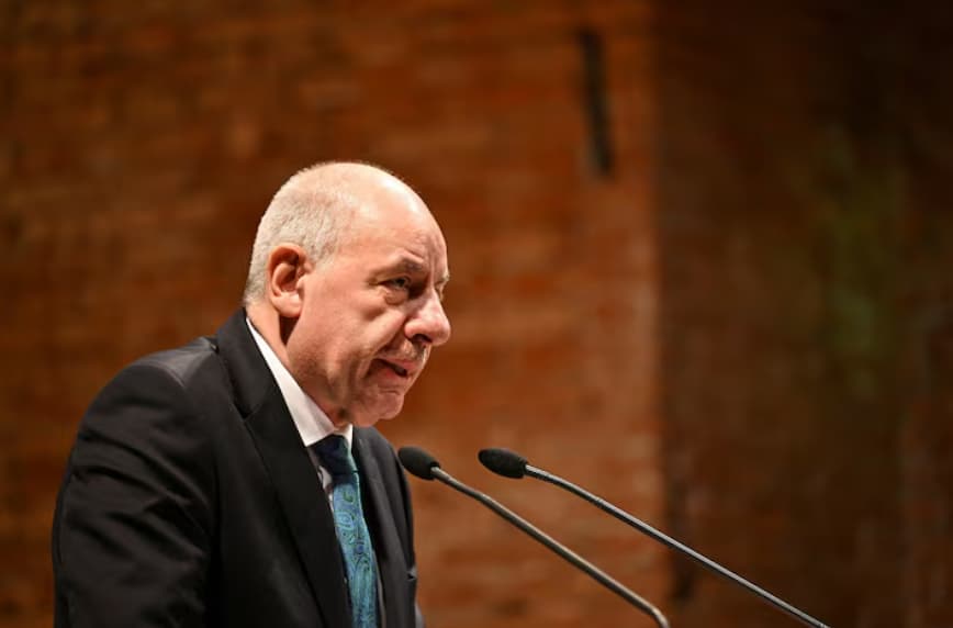 Президент Угорщини підписав конституційні зміни про своє усунення з посади