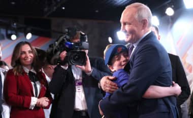 Вікторія Самойлова (ліворуч) на зустрічі з Путіним у Москві 30 квітня 2025 року. Фото пресслужби Кремля