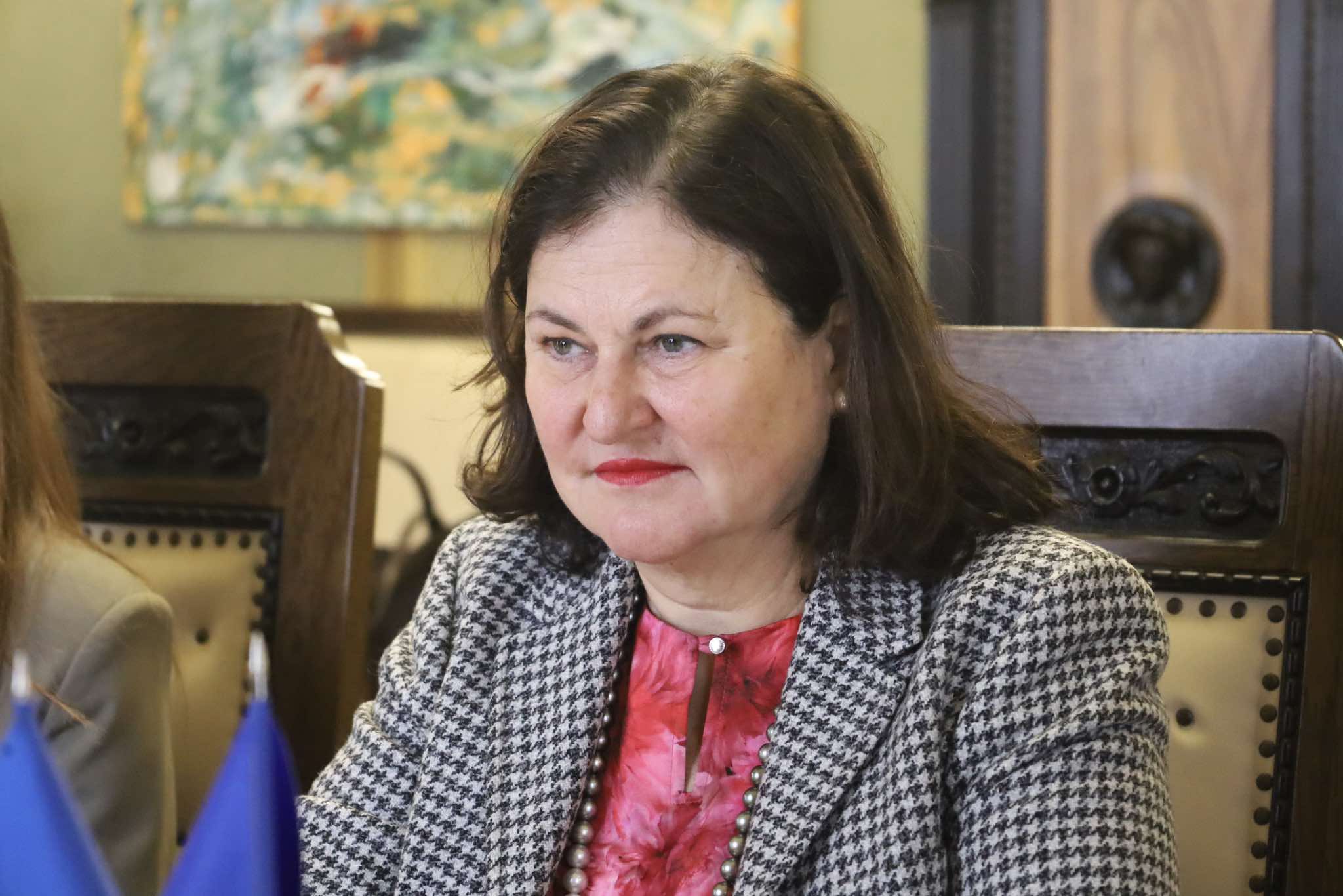Матернова: усі посольства країн ЄС залишаються у Києві