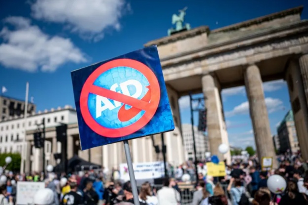 In Germany, thousands of people demanded to ban the far -right  » Adn  »