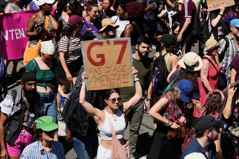 Тисячі людей протестують у Женеві проти саміту G7 Тисячі людей протестують у Женеві проти саміту G7