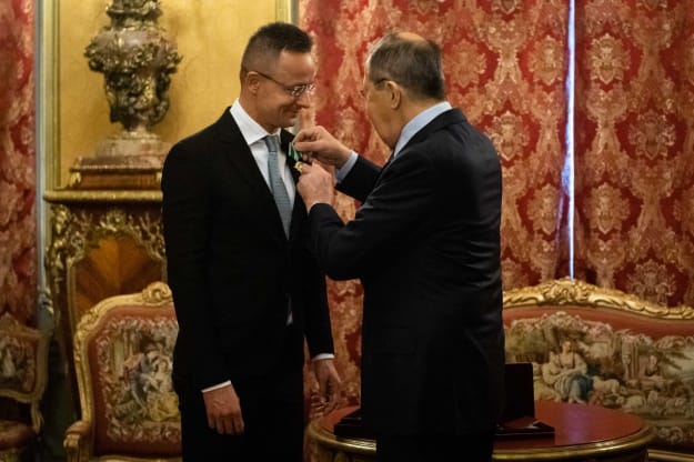 Глава МИД Венгрии получил от России ''орден Дружбы'' | Европейская правда