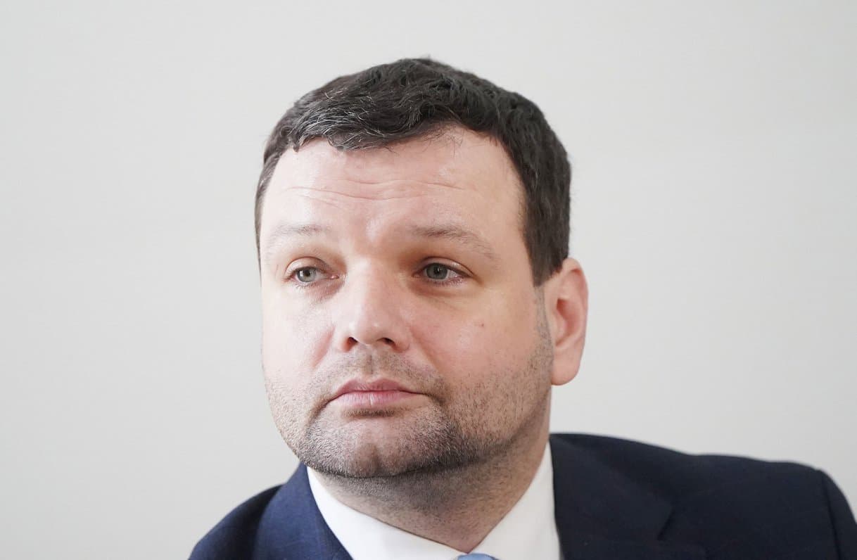 В Латвії звільнили міністра, якого спіймали п’яним за кермом