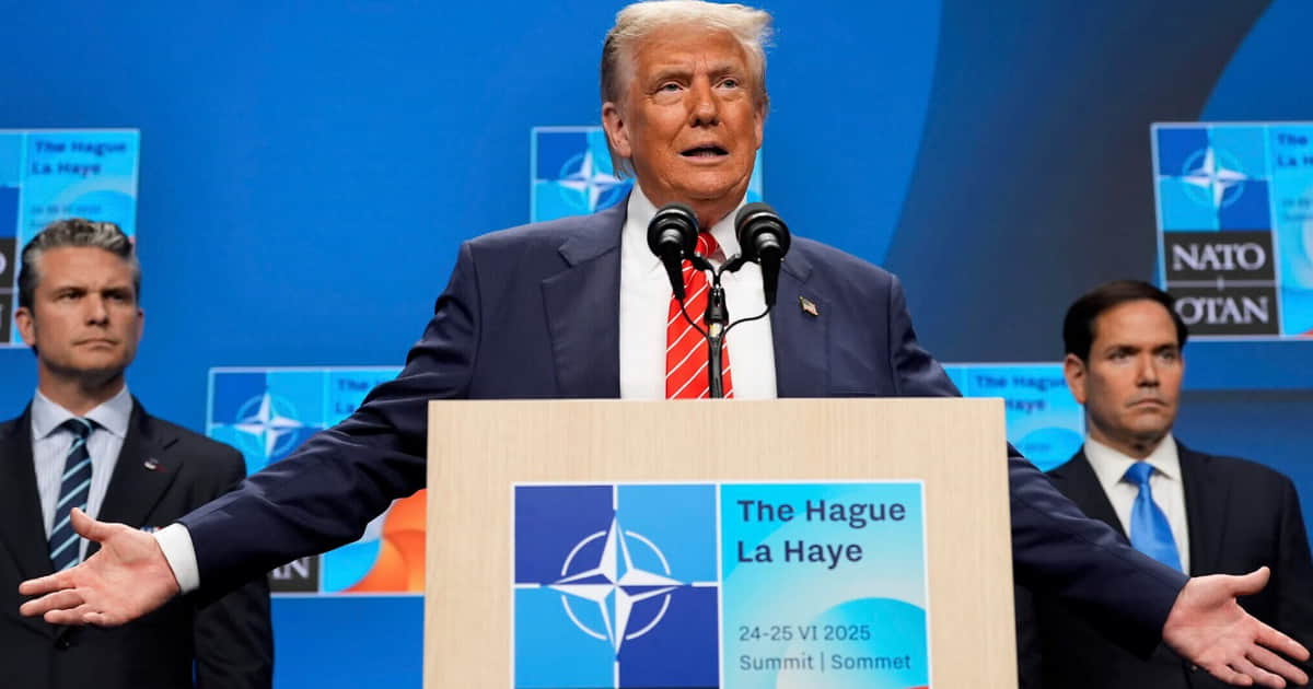 Трамп хоче вийти з НАТО, рейтинги Орбана впали, жарт над лідером Польщі: новини дня