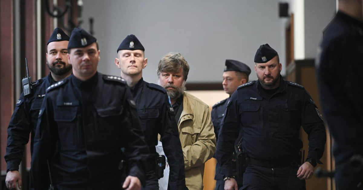 Екстрадиція за розкопки в Криму, Венс їде до Орбана, мільярд на зброю з Іспанії: новини дня