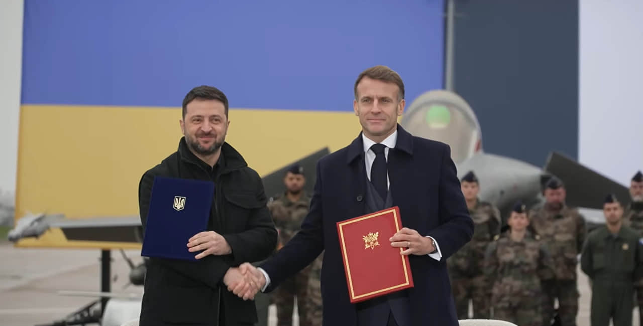 Macron Sign Zelenskyy and Macron sign declaration on strengthening Ukraine's ...