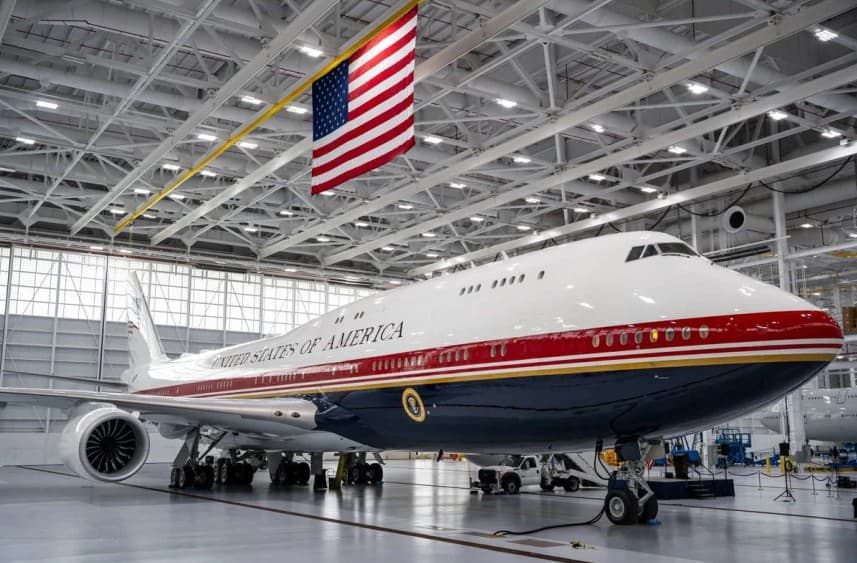 Трамп показав подарований Катаром літак, що стане його президентським бортом