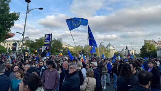 Thousands of Romanians gathered in pro -European actions against the backdrop of the presidential election