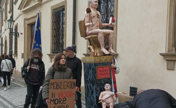 Голые FEMEN в Риме протестовали против Берлускони