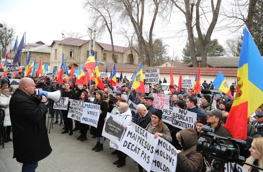 В Молдове социалисты и коммунисты вышли на протест против замены ...