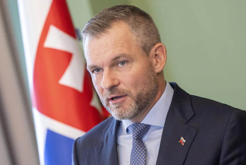 Президент Словаччини проти фінансування зброї для України, бо це "лише продовжує конфлікт"