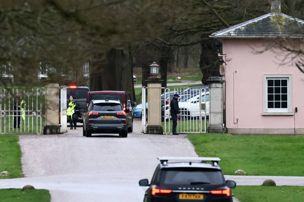 Поліція четвертий день обшукує колишнє житло експринца Ендрю у Віндзорі
