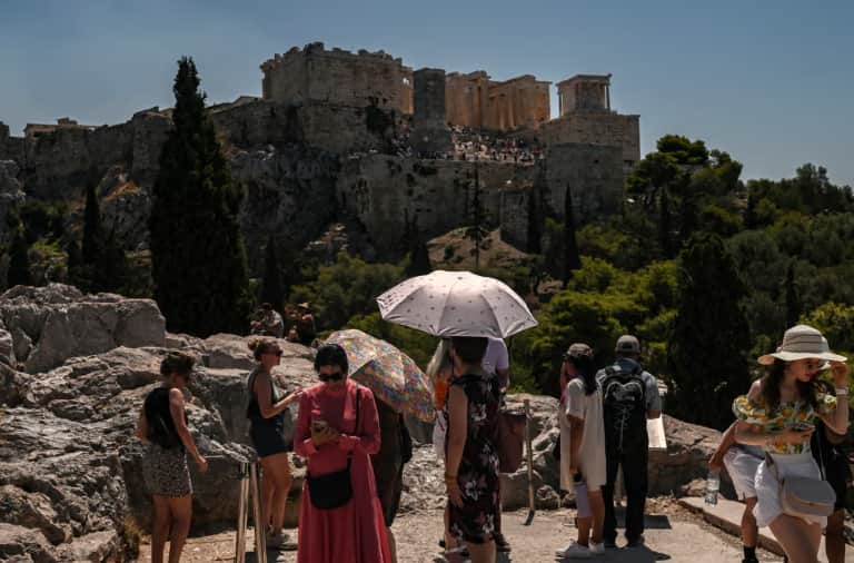 Мер Афін пообіцяв врятувати історичний центр міста від масового туризму