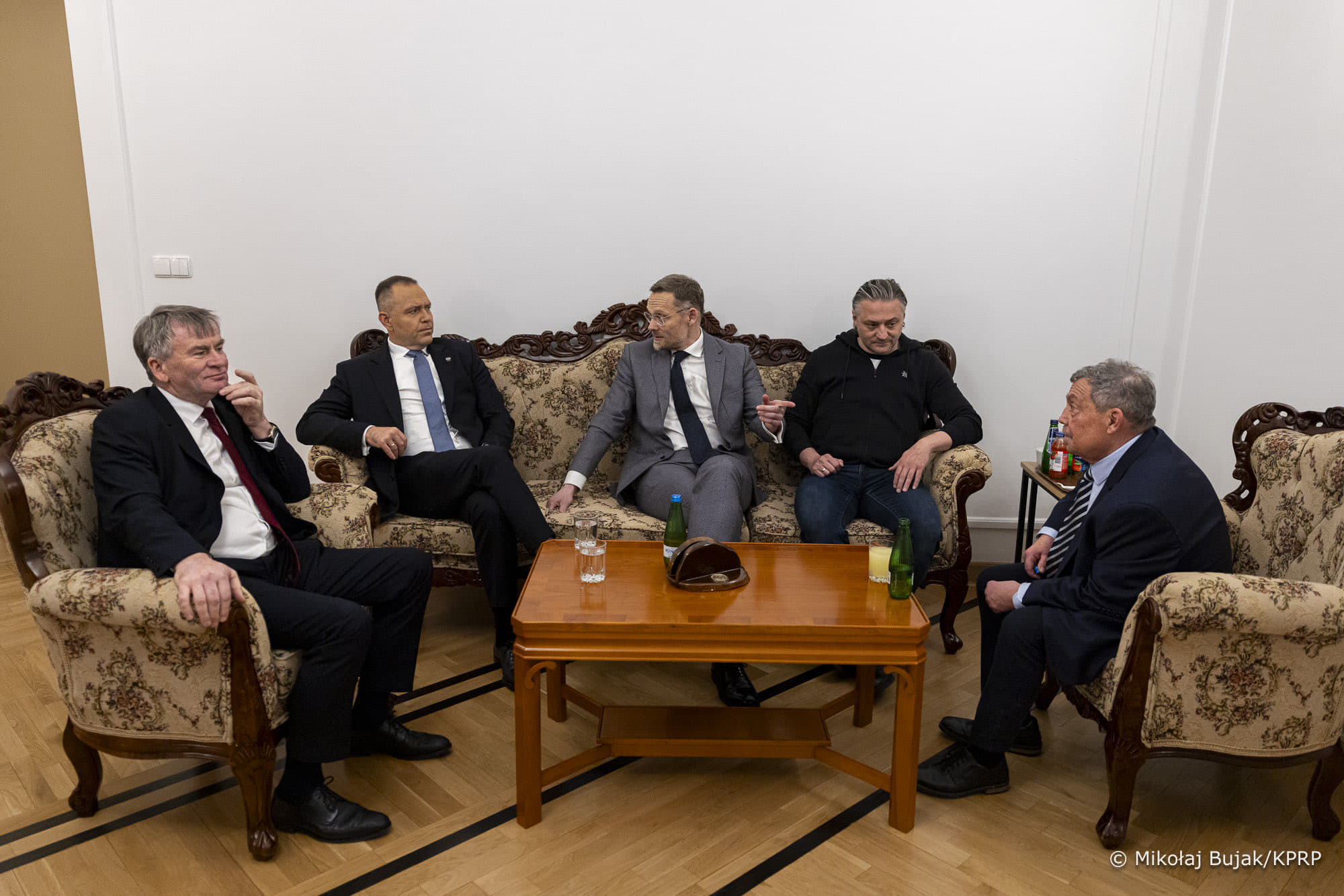 Криза в Польщі: Навроцький вночі прорвався до Конституційного трибуналу