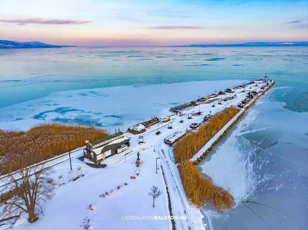 Озеро Балатон в Угорщині повністю замерзло вперше за 9 років. Читайте на  UKR.NET