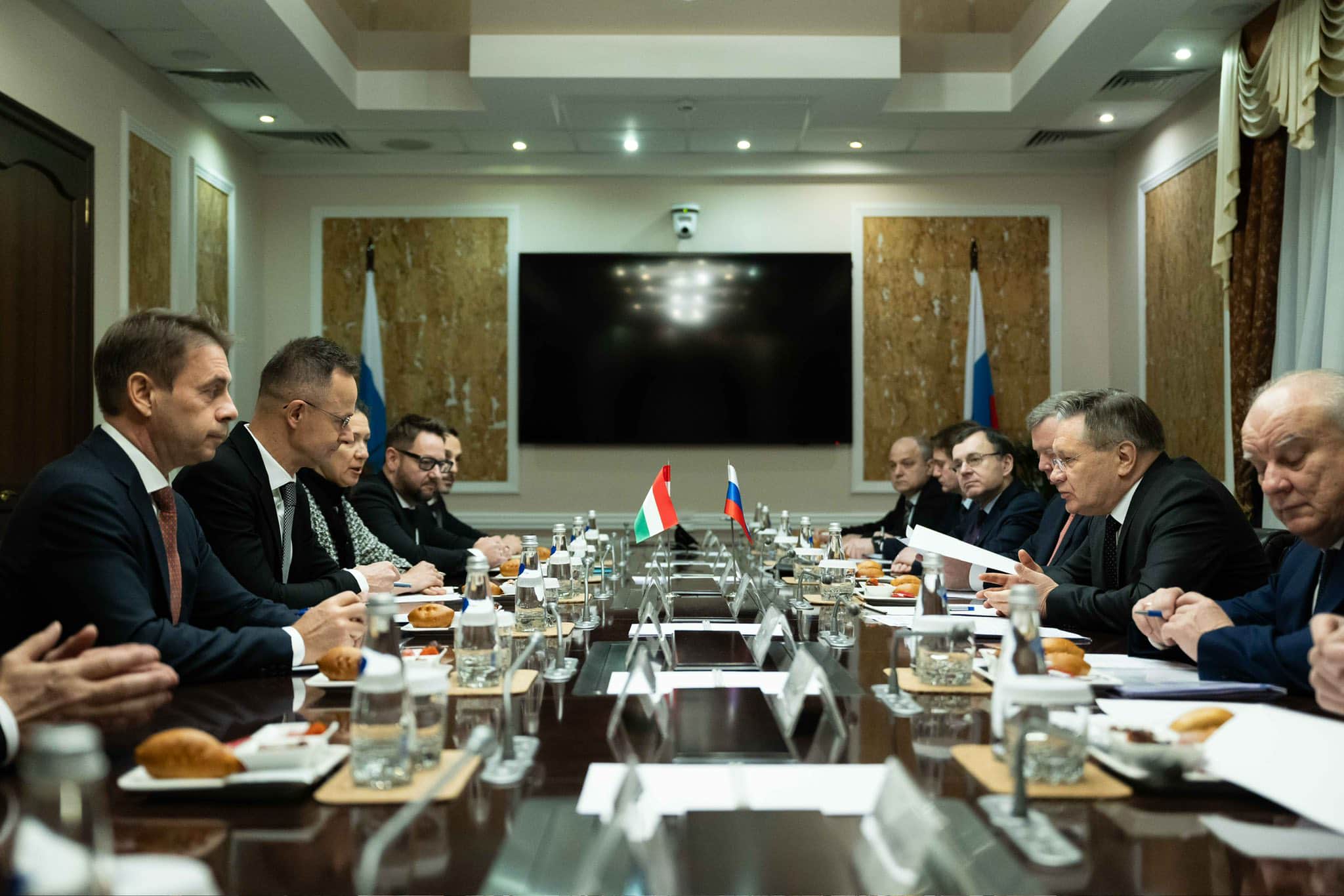 Міністр закордонних справ Угорщини вкотре прилетів до Москви