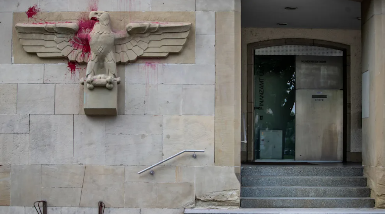 Новости мира: в Германии потребовали убрать нацистских орлов с правительственных зданий