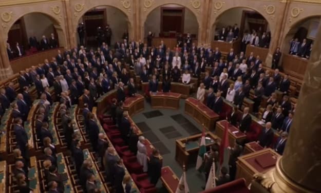 З трансляції церемонії присяги у парламенті З трансляції церемонії присяги у парламенті